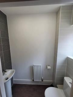 Spacious 3 bed house with ensuite and free parking - 4