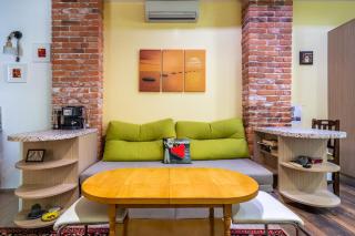 Barcelona Colorful Central Studio w Green Backyard - Sofia - 4