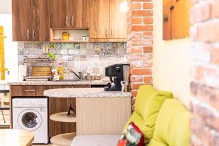 Barcelona Colorful Central Studio w Green Backyard - Sofia - 3
