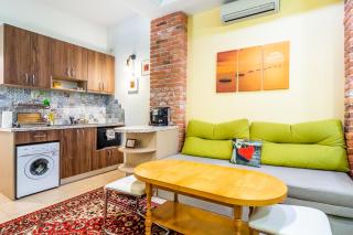 Barcelona Colorful Central Studio w Green Backyard - Sofia - 8