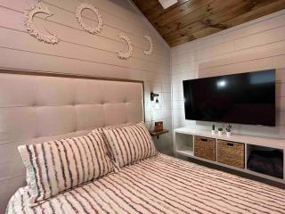Blissful Nook Tiny Home ~ Cozy Retreat w/ Hot Tub; near Town and Deep Creek - Bryson City - 8