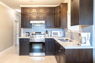 Rare Find Exquisitely New Quiet & Safe Skytrain Home - Vancouver - 8