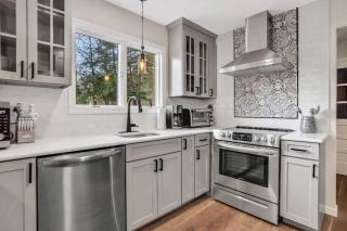 3 Bedroom Hilltop Escape with 5 Private Acres and Hot Tub - 8