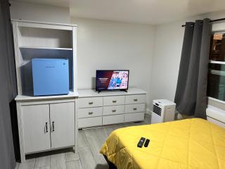 New Relaxing Room with Queen Bed, 50 Inch Smart TV, Netflix, AirPlay, Mini-Fridge, and 500 Mbps WiFi near FIU, Dolphin Mall, Airport - Miami - 4