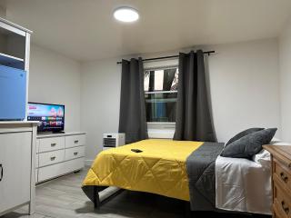 New Relaxing Room with Queen Bed, 50 Inch Smart TV, Netflix, AirPlay, Mini-Fridge, and 500 Mbps WiFi near FIU, Dolphin Mall, Airport - Miami - 2