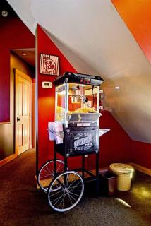 The Glen House -9 Bdrm Estate Sleep 26 Movie Theater,Pool,Golf,Ski - 4