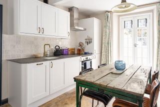 Stunning Basement Flat in Central Location - 4