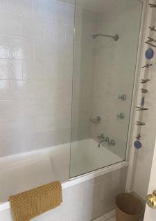 Charming Broadbeach unit - Soothing pool views - Gold Coast - 2