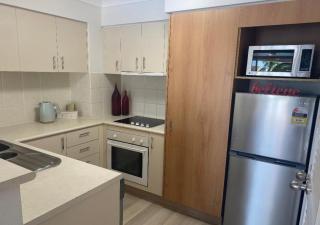 Charming Broadbeach unit - Soothing pool views - Gold Coast - 3
