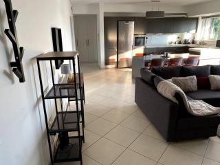 Spacious and Sunkissed 3BR & 2 Bathrooms Apartment - Atene - 1