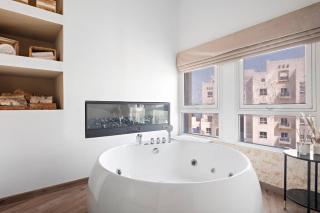 Chic Studio with a Bath Tub, Pool & Gym near Golf Club - Dubai - 2
