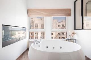 Chic Studio with a Bath Tub, Pool & Gym near Golf Club - Dubai - 9