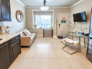 Rare Find Exquisitely New Quiet & Safe Skytrain Home - Vancouver - 7