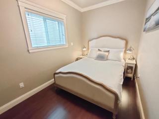 Rare Find Exquisitely New Quiet & Safe Skytrain Home - Vancouver - 6