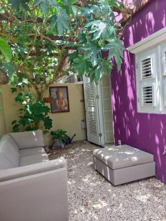 Purple house in colorful city centre - Willemstad - 0