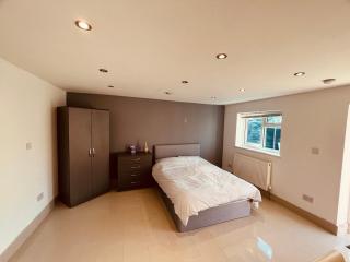Large studio flat B near Heathrow - 1