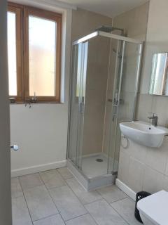 Contemporary Haven: 4-Bed House in Dagenham - 9