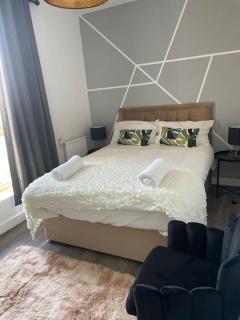 Contemporary Haven: 4-Bed House in Dagenham - 8