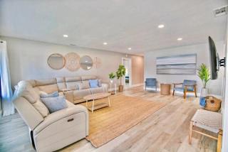 Spacious Beach House! Walk to Beach and Pier - Oceanside - 0