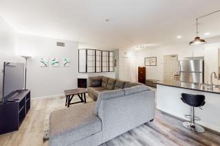 San Diego's Diamond: Snowbird-friendly studio near ocean with pool, hot tub, gym, balcony - dogs OK - 7