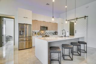 Pool and Outdoor Kitchen Waterfront Cape Coral Home - Cape Coral - 3
