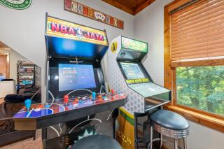 DeerWoodsLodge DOT com-Ellijay Coosawattee River-Sleeps 16-ARCADE-Hot Tub-Fire Pit-Winery's - Ellijay - 3