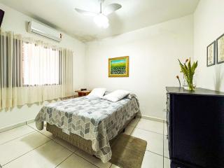 Casa com churrasqueira e piscina em Itanhaem - 4