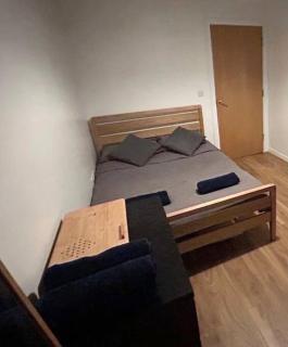 2 bed apartment close to station with parking - London - 7