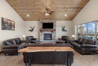 Spacious Rustic Elm Lodge - 1