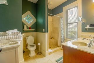 Lovely Downtown 1 Bedroom Rental with Kitchenette - 5