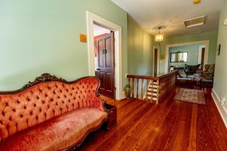 Lovely Downtown 1 Bedroom Rental with Kitchenette - 3