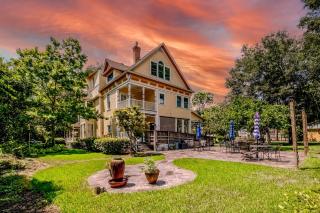 Lovely Downtown 1 Bedroom Rental with Kitchenette - 1