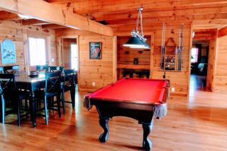 Sophie's Choice ~ Secluded Luxury Log Cabin w/ Hot Tub + Pool Table - Bryson City - 7