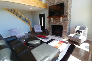 Peace of Heaven, Modern Chic Cabin, Majestic Mountain Views, Hot Tub, Fire Pit, Outdoor Games, Close to Town - 1