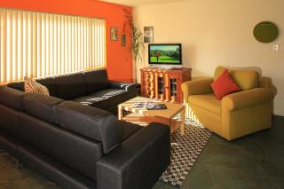 Peninsula Hideaway Apartment • Alamitos Bay - 3