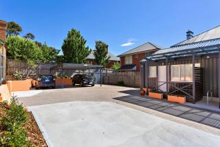 Hobart Character - Scenic Views in Bustling Locale - 1