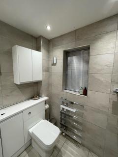 Riverside 2 Bedroom Townhouse with Car Charger - 2