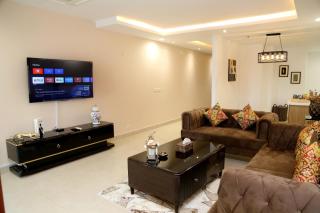 Luxury Apartment with Balcony in Gold Crest, DHA - Skyview Suite - Lahore - 4