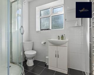 Luxury 6 bed 6 En-suite - Free Parking Reading - 1