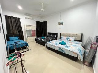 EMPIRE LUXURY HOMESTAY PAKA - Paka - 4