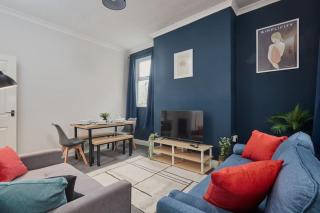 Spacious 3-Bedroom House With Garden and Parking - 0
