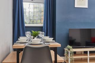 Spacious 3-Bedroom House With Garden and Parking - 7