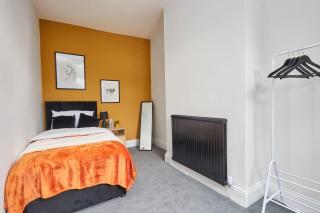 Spacious 3-Bedroom House With Garden and Parking - 2