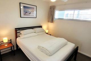 Modern Waterfront Apartment - Kawana Waters - 7