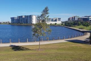 Modern Waterfront Apartment - Kawana Waters - 4