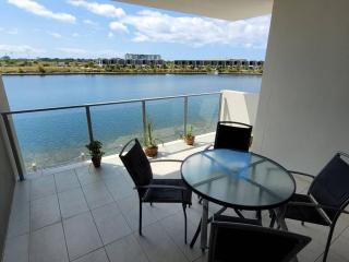 Modern Waterfront Apartment - Kawana Waters - 3