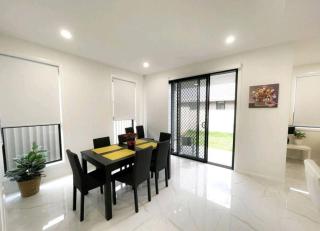 Luxury New 5 Bedroom 3 Bathroom+ Study/ Back Yd - 1