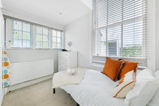 Spacious 2 Bedroom Apartment in Park Estate - 6