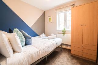 Family-Friendly 4 Bedroom House with Private Driveway - Hillingdon - 6