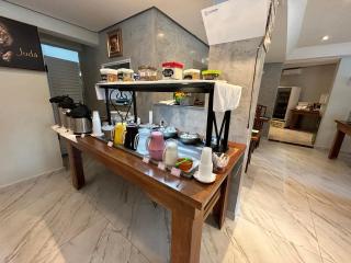 Fabuloso flat 241, Amarílis, Riviera de São Lourenço 3 Piscinas climatizadas SKY 170 canais carregador veiculo eletrico 2 quartos sendo uma suíte internet 500mb Adega, cozinha equipada completa, serviço de praia fim de semana limpeza trocas de toalhas, - Riviera de São Lourenço - 1